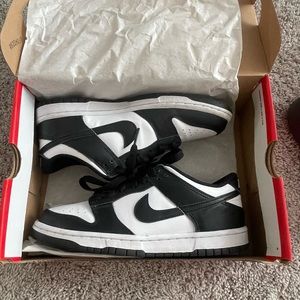 Nike Women’s Panda Dunks Size 7